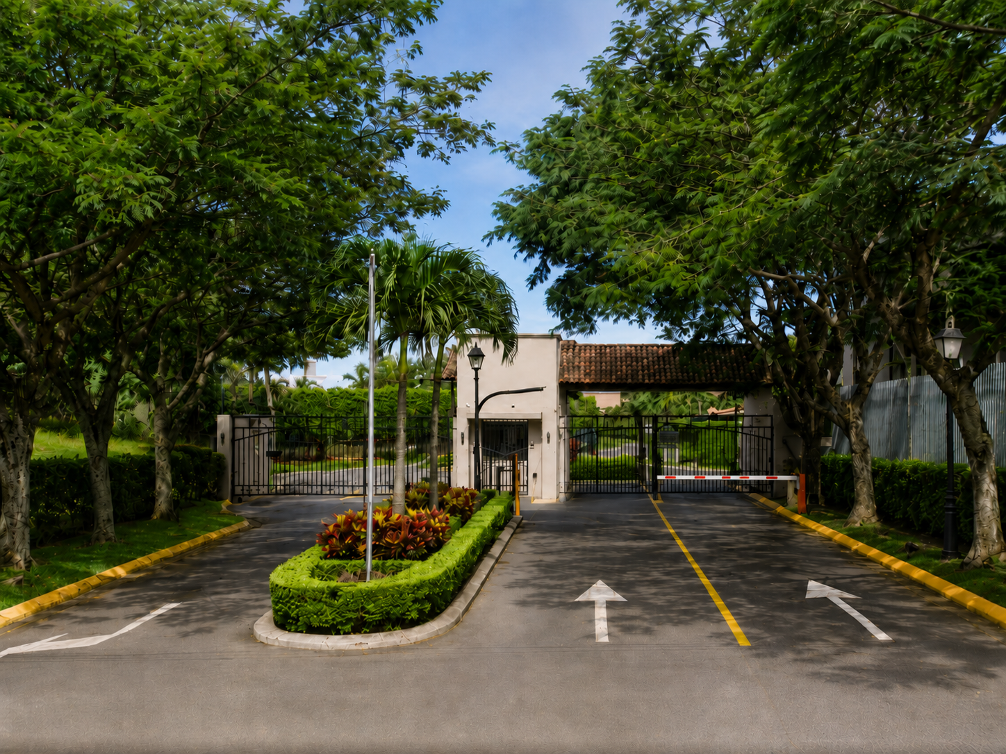 Entrada del condominio